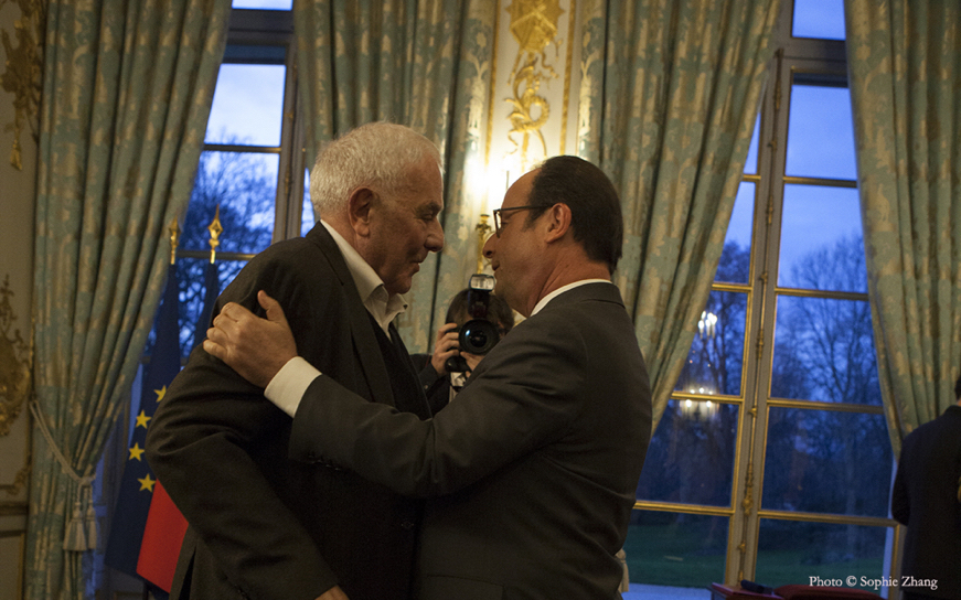 François Hollande, Philippe Sollers, Remise des insignes d’Officier de l’Ordre National du Mérite à Philippe Sollers, Palais de l’Élysée, 15 février 2017, photo Sophie Zhang