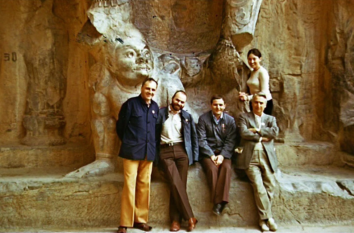 Julia-Kristeva-Philippe-Sollers-Roland-Barthes-Marcelin-Pleynet-en-Chine-grottes-de-Longmen