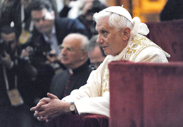 Benoît XVI devant le Saint-Suaire