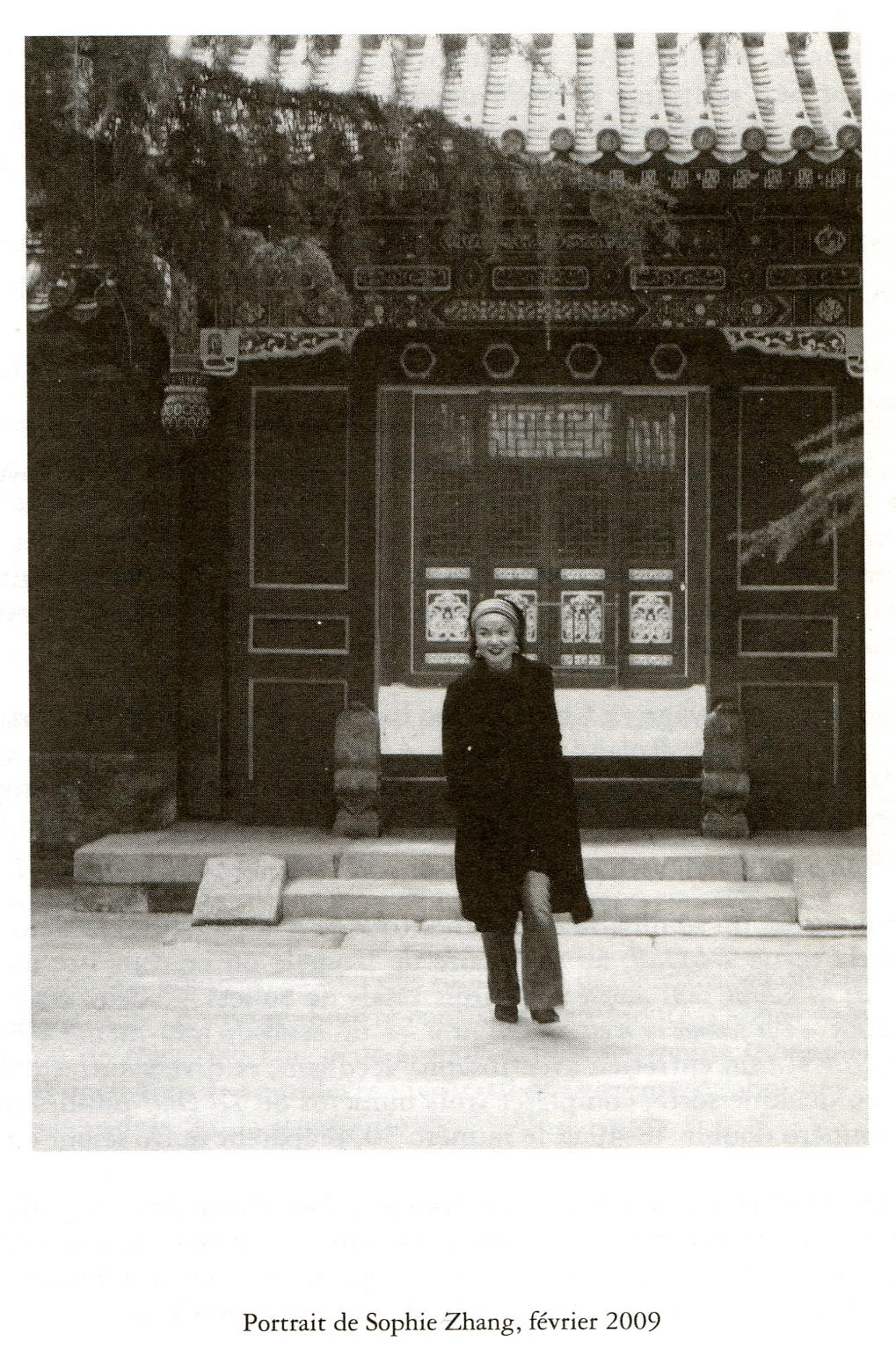 Sophie Zhang en Chine devant le Palais de l'abstinance au Temple du Ciel