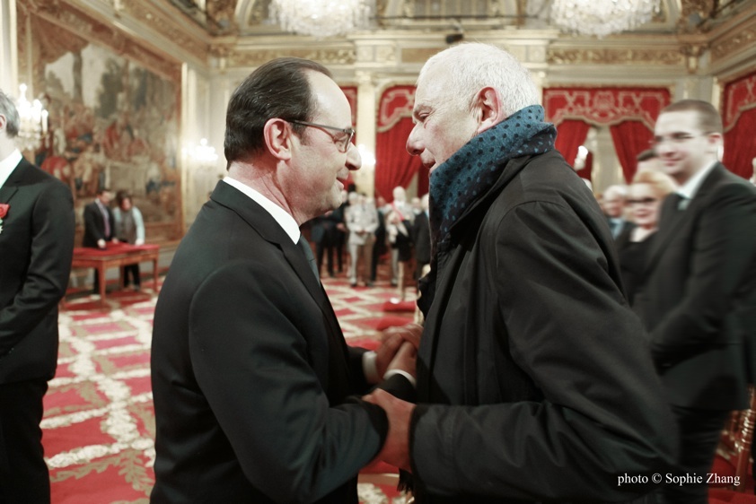 Philippe Sollers, Franois Hollande photo  Sophie Zhang - Crmonie de remise de dcorations de la Lgion d'Honneur au Palais de l'lyse 18 fvrier 2015