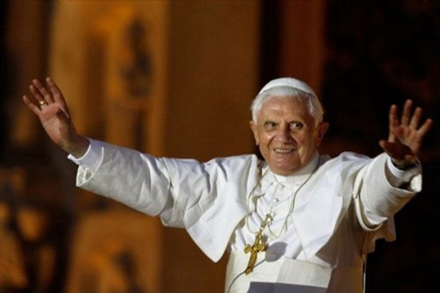 Benoît XVI à Paris devant Notre Dame de Paris